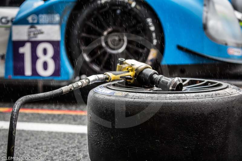 Ligier JS P3 Nissan team M.racing YMR ambiance pluie rain pneus tyres tyre stand pit lane during the 2016 ELMS European Le Mans Series, 4 Hours of Estoril and Renault Sport Series from October 21 to 23 at Estoril circuit, Portugal - Photo Clement Luck / DPPI