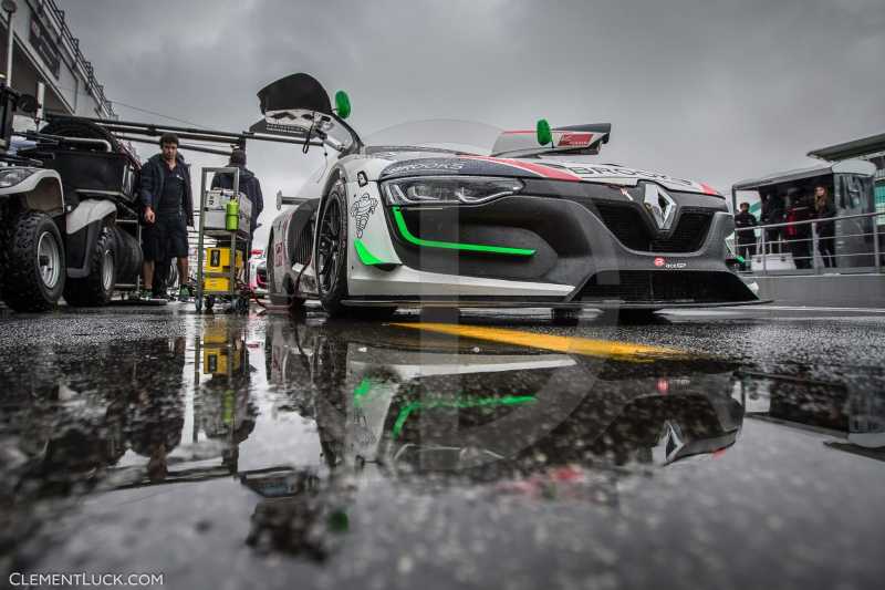 03 KORJUS Kevin (EST) HAEZEBROUCK Philippe (FRA) RENAULT RS 01 team R-ACE GP ambiance stand pit lane during the 2016 ELMS European Le Mans Series, 4 Hours of Estoril and Renault Sport Series from October 21 to 23 at Estoril circuit, Portugal - Photo Clement Luck / DPPI