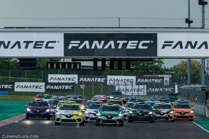 01 MILAN Nicolas (fra), Milan Competition, Clio Cup 2022, 15 POUGET David (fra), GPA Racing, Clio Cup 2022, 77 LENEUTRE Joran (fra), JSB Competition, Clio Cup 2022, 02 GUILLOT Marc (fra), Milan Competition, Clio Cup 2022, action start of the race, depart, race 2 during the 4th round of the Clio Cup Europe 2022, from May 13 to 15 on the Circuit de Nevers Magny-Cours in Magny-Cours, France - Photo Clément Luck / DPPI