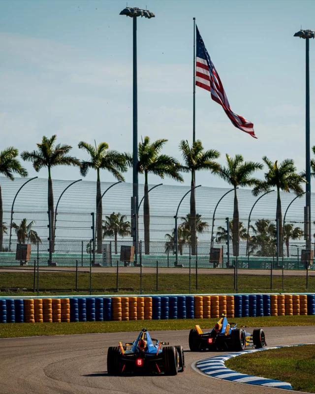 🌴⚡ De l’électricité dans l’air, version Floride.

Avril 2025, direction Miami-Homestead pour une manche haute en tension du championnat du monde de Formula E.
Un circuit mythique, revisité pour accueillir la vitesse silencieuse mais percutante des monoplaces électriques. Entre chaleur moite, asphalte brûlant et virages millimétrés, j’ai tenté de capter l’intensité unique de cette étape.

📍 Homestead-Miami Speedway
⚡ ABB FIA Formula E World Championship

#FormulaE #MiamiEPrix #HomesteadMiami #ElectricRacing #MotorsportPhotography #Season11 #FE2025 #TracksideEnergy #BehindTheLens