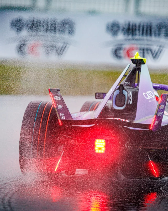🌞🌧️ Shanghai, version contrastée.
Un samedi brûlant, un dimanche sous les trombes : le circuit de Shanghai a offert deux visages pour ces deux manches du championnat du monde de Formula E.
Entre éclats de lumière et reflets sur l’asphalte trempé, j’ai capté l’intensité d’un week-end aussi imprévisible que spectaculaire.

#FormulaE #ShanghaiEPrix #FE2025 #MotorsportPhotography #ElectricRacing #RainOrShine #TracksideVibes