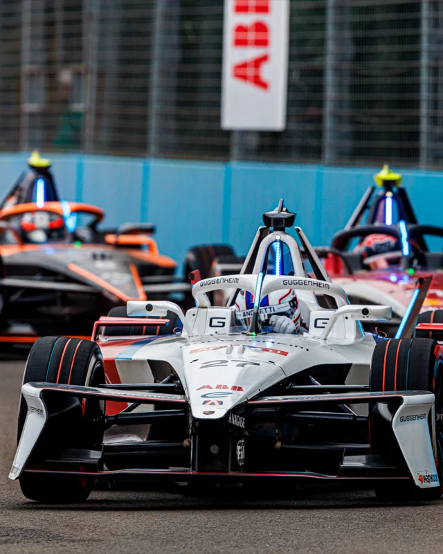 📸 Formula E – Jakarta 2025 ⚡🇮🇩
Troisième fois que je viens à Jakarta pour couvrir la Formula E, et chaque édition a son atmosphère, sa lumière, ses défis uniques.
Photographier ce genre d’événement, c’est être en mouvement constant, à la recherche du bon cadrage entre vitesse, tension et émotion.

Entre les paddocks, les regards concentrés des pilotes, les reflets sur les carrosseries sous le soleil tropical… mon objectif n’a pas eu une seconde de répit.
Une course disputée, rythmée, imprévisible — exactement ce qu’on aime capturer.

Merci à DPPI pour sa confiance
@clementluck / @dppiimages 

#FormulaE #JakartaEPrix #PhotographieDeCourse #ReportagePhoto #MotorsportPhotography #Jakarta2025